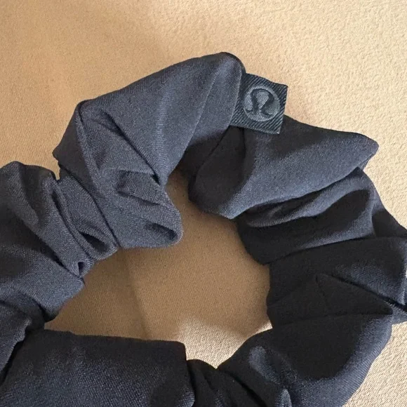 New without tag Lululemon Uplifting Scrunchie Bow - Picture 2 of 3